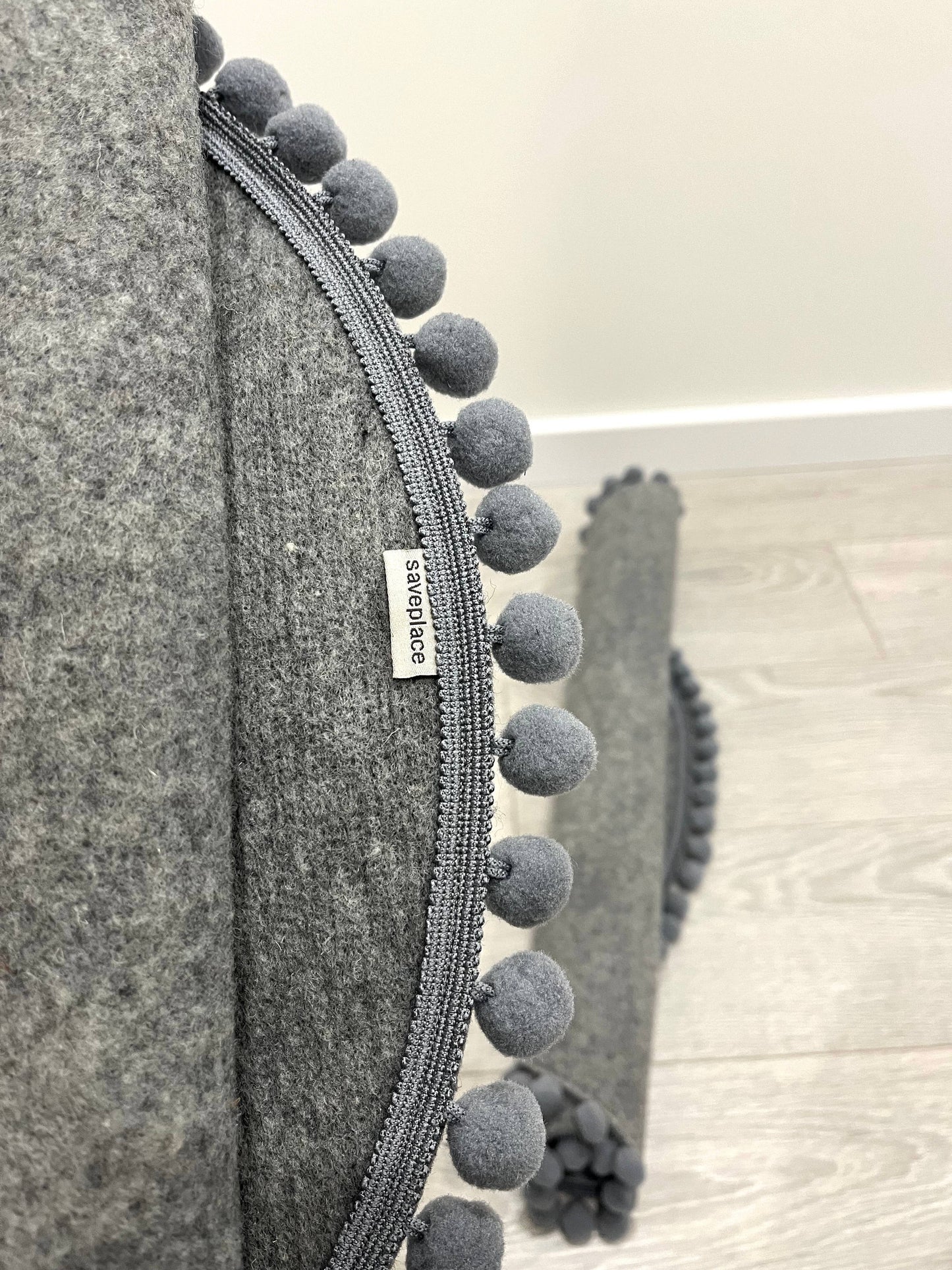 Safeplace - Rundes Katzenbett mit grauen PomPons