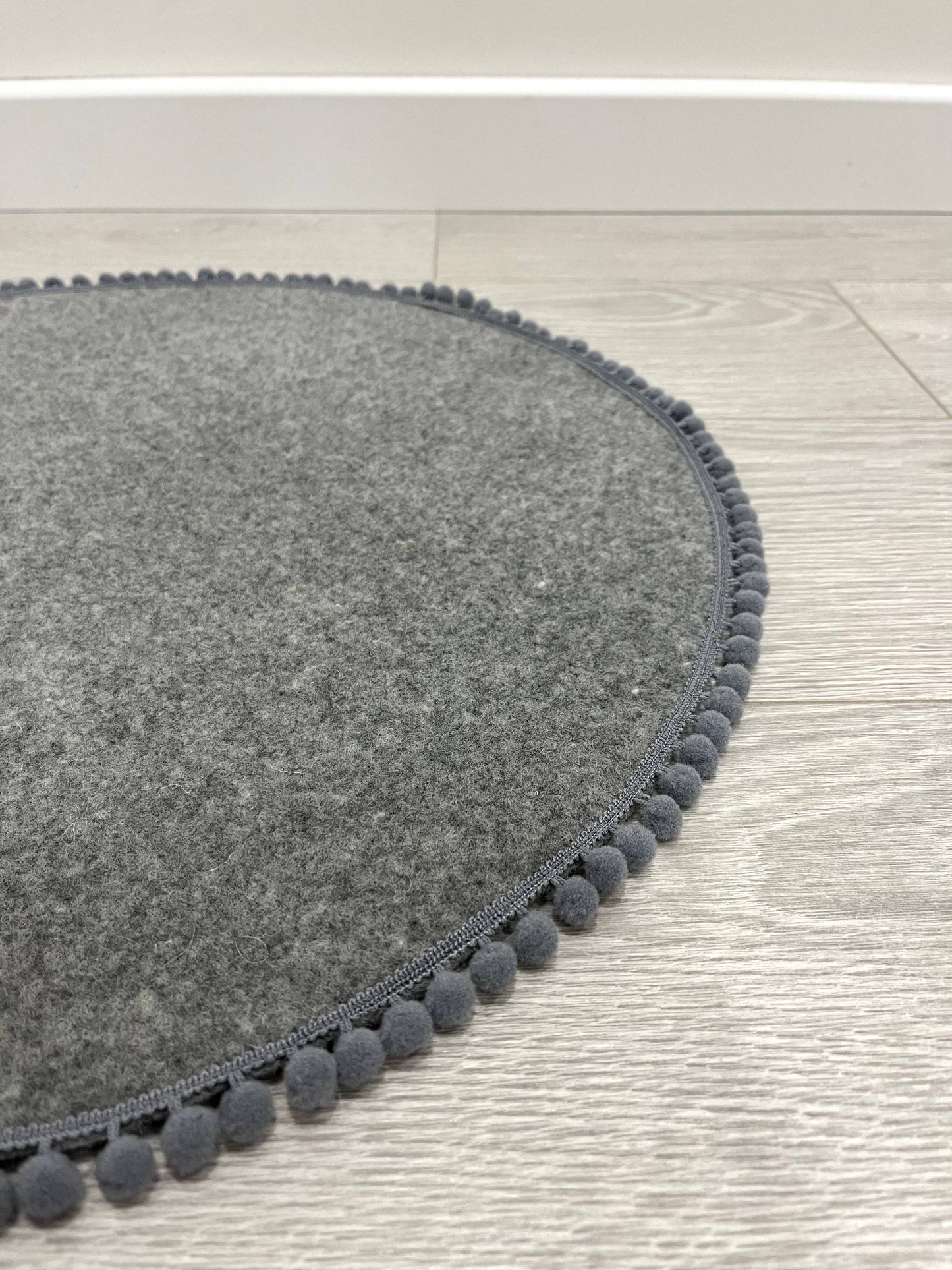 Safeplace - Runde Katzenmatte - kleine Pompons