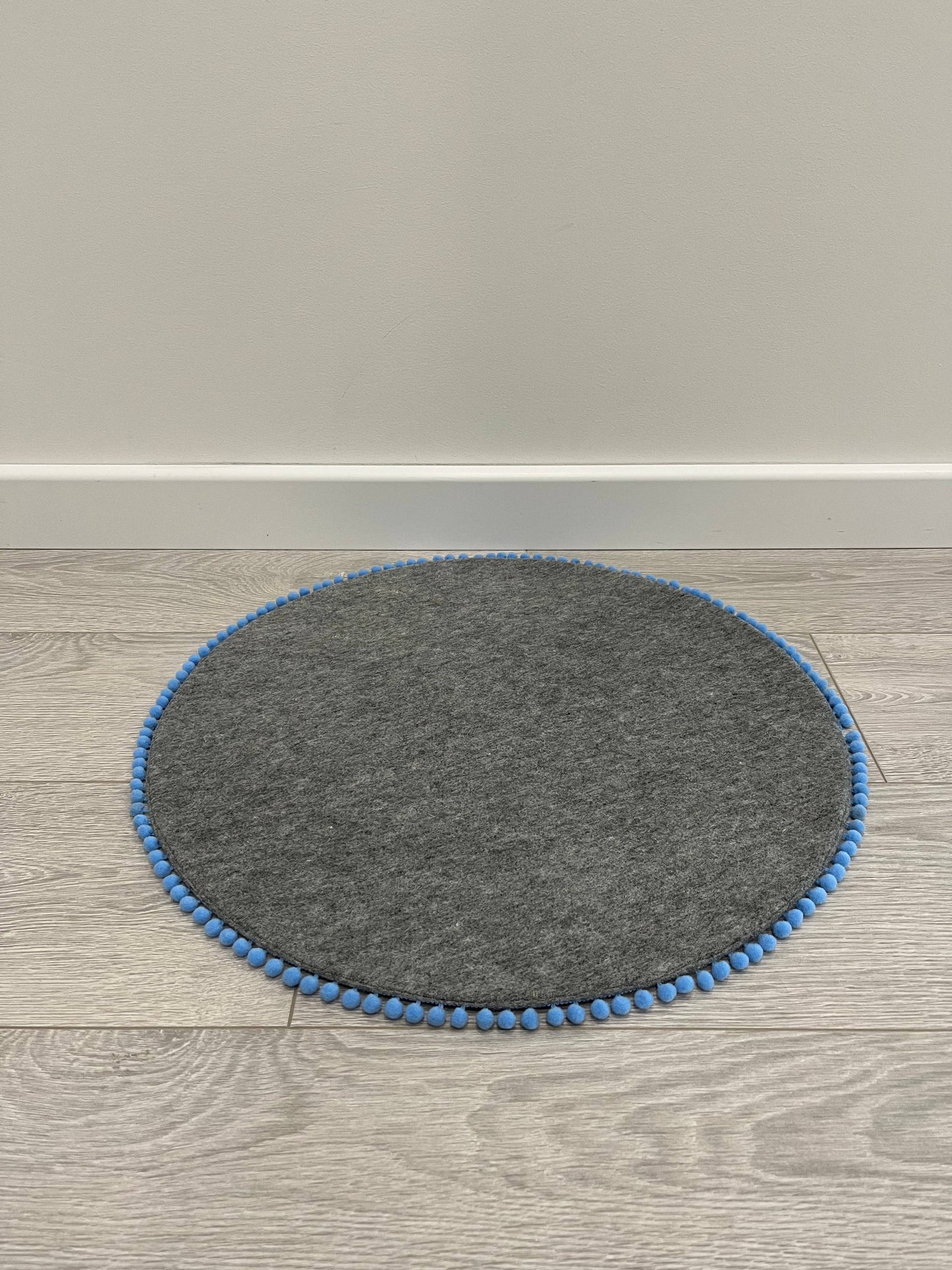 Safeplace - Runde Katzenmatte - kleine Pompons