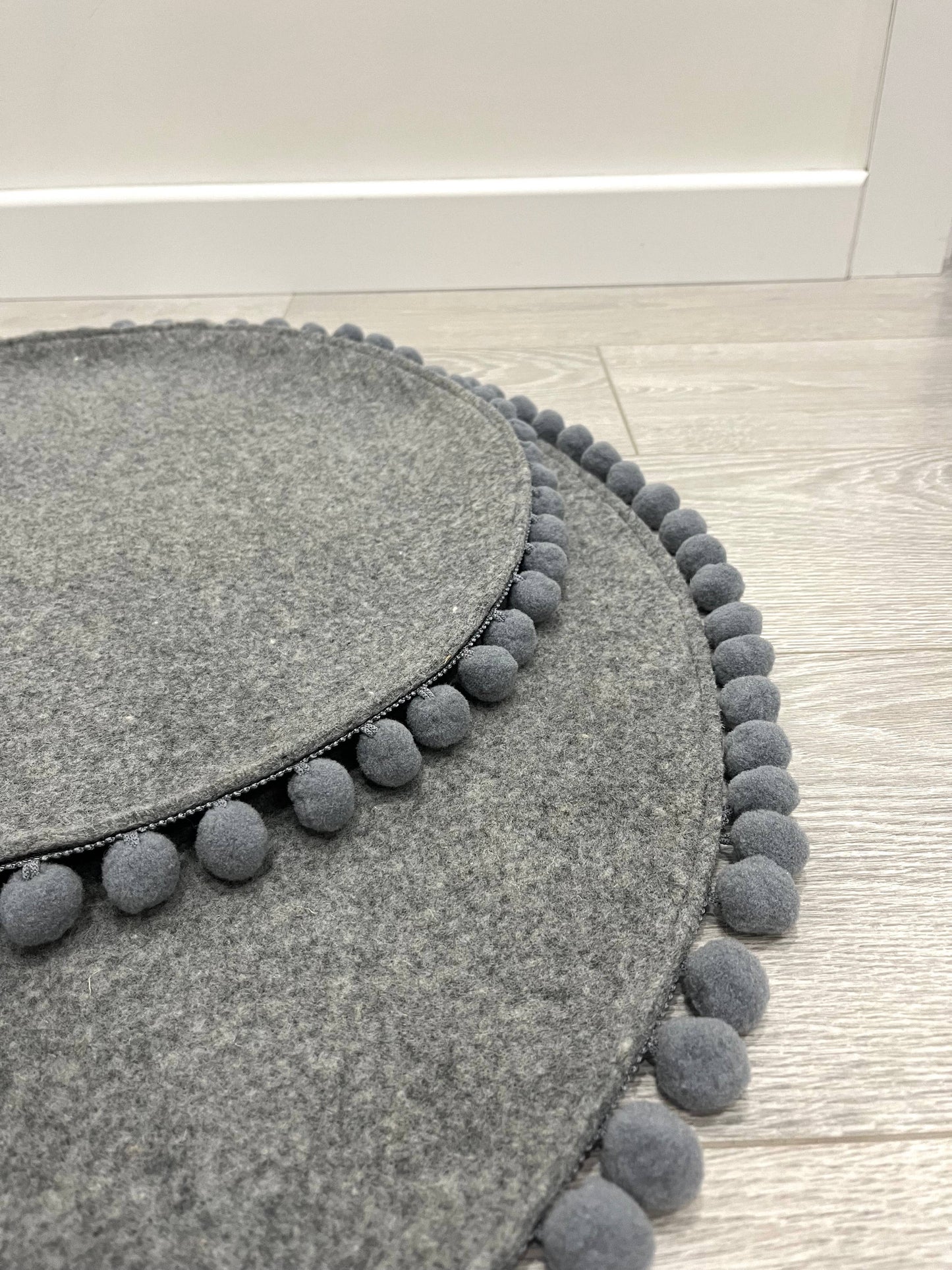 Safeplace - Rundes Katzenbett mit grauen PomPons