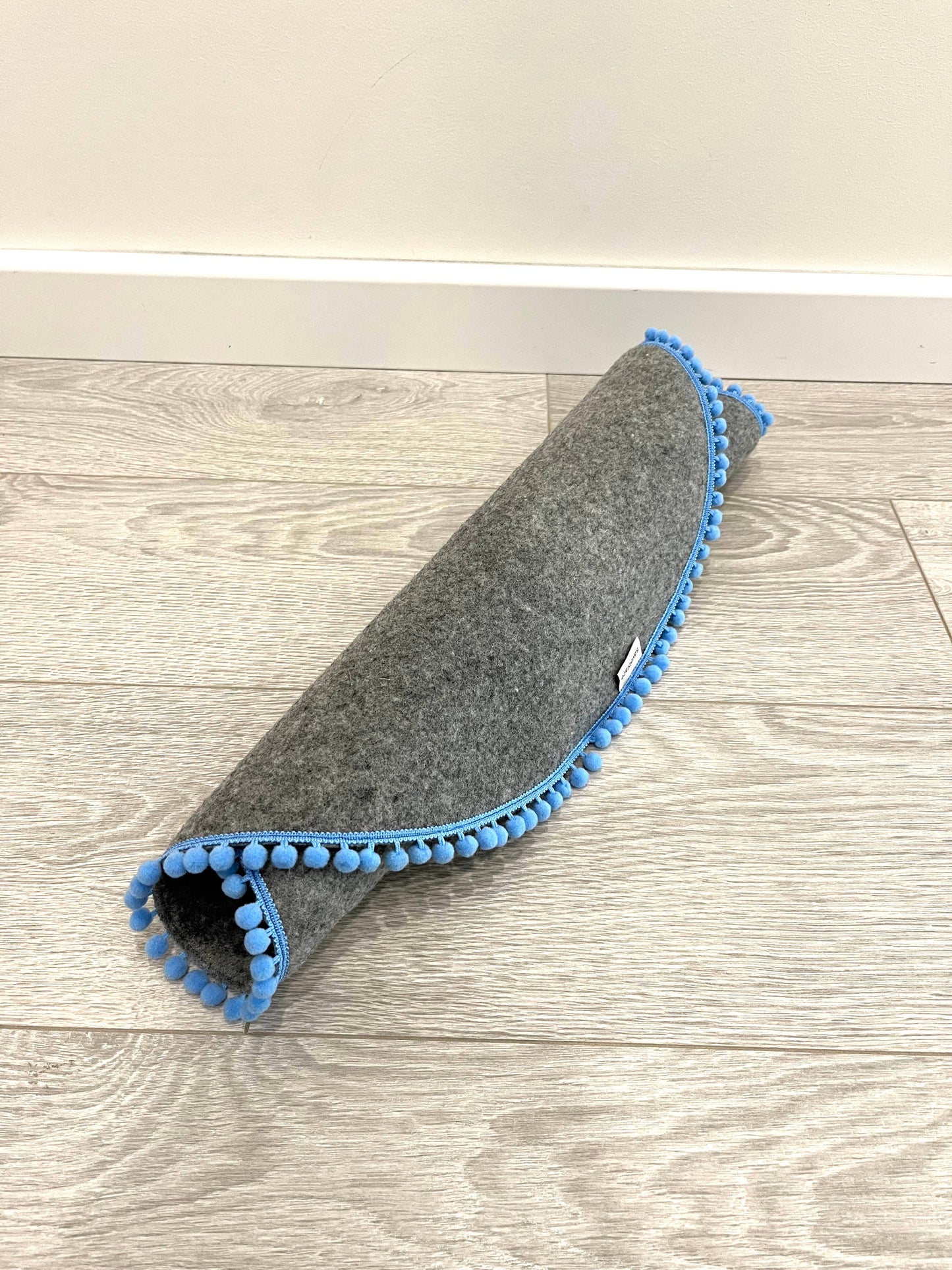 Safeplace - Runde Katzenmatte - kleine Pompons