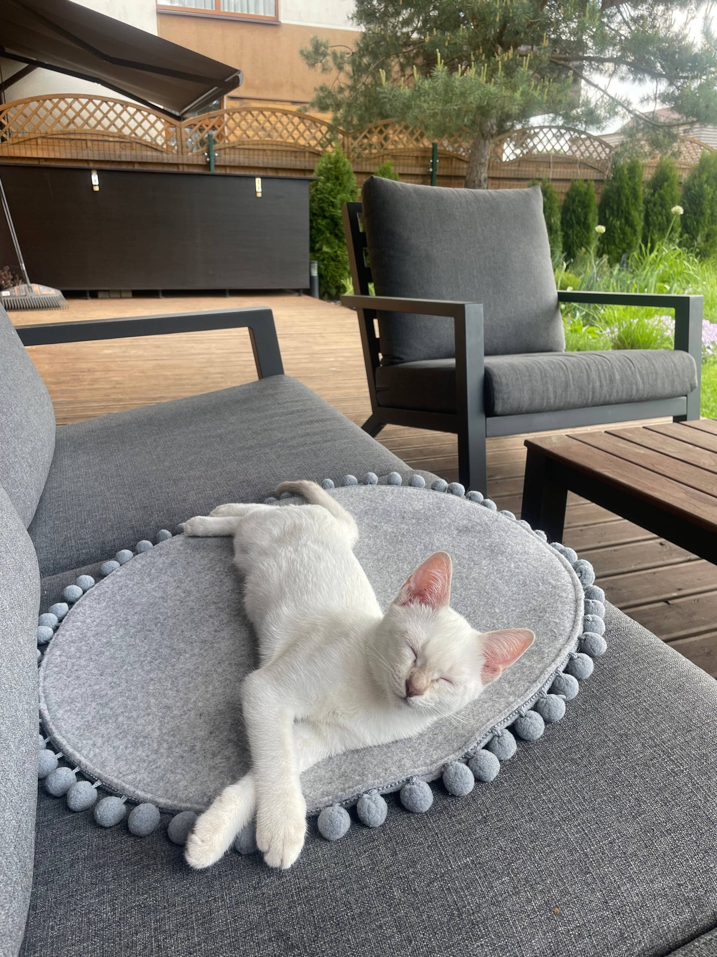 Safeplace - Rundes Katzenbett mit grauen PomPons