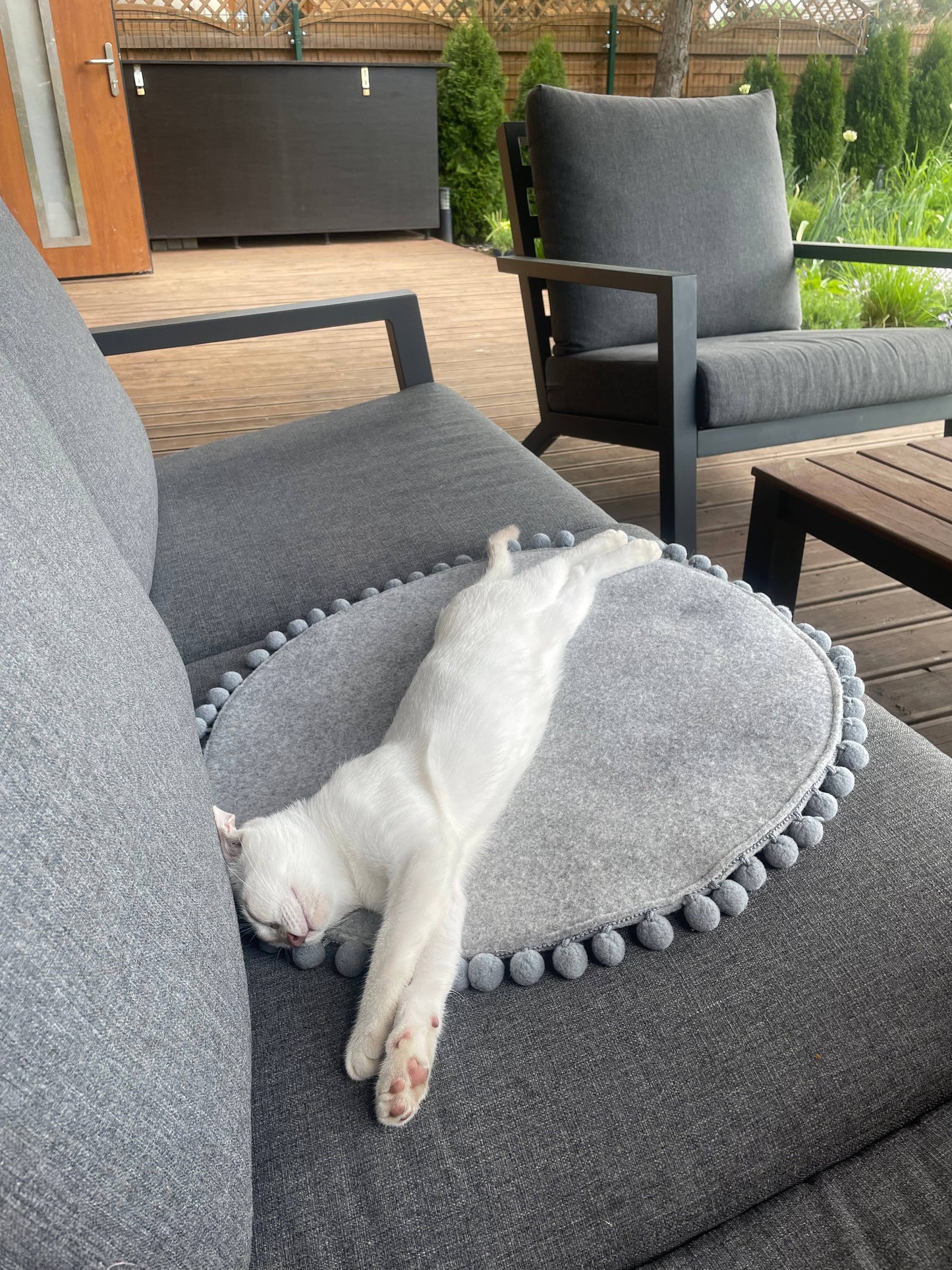 Safeplace - Rundes Katzenbett mit grauen PomPons