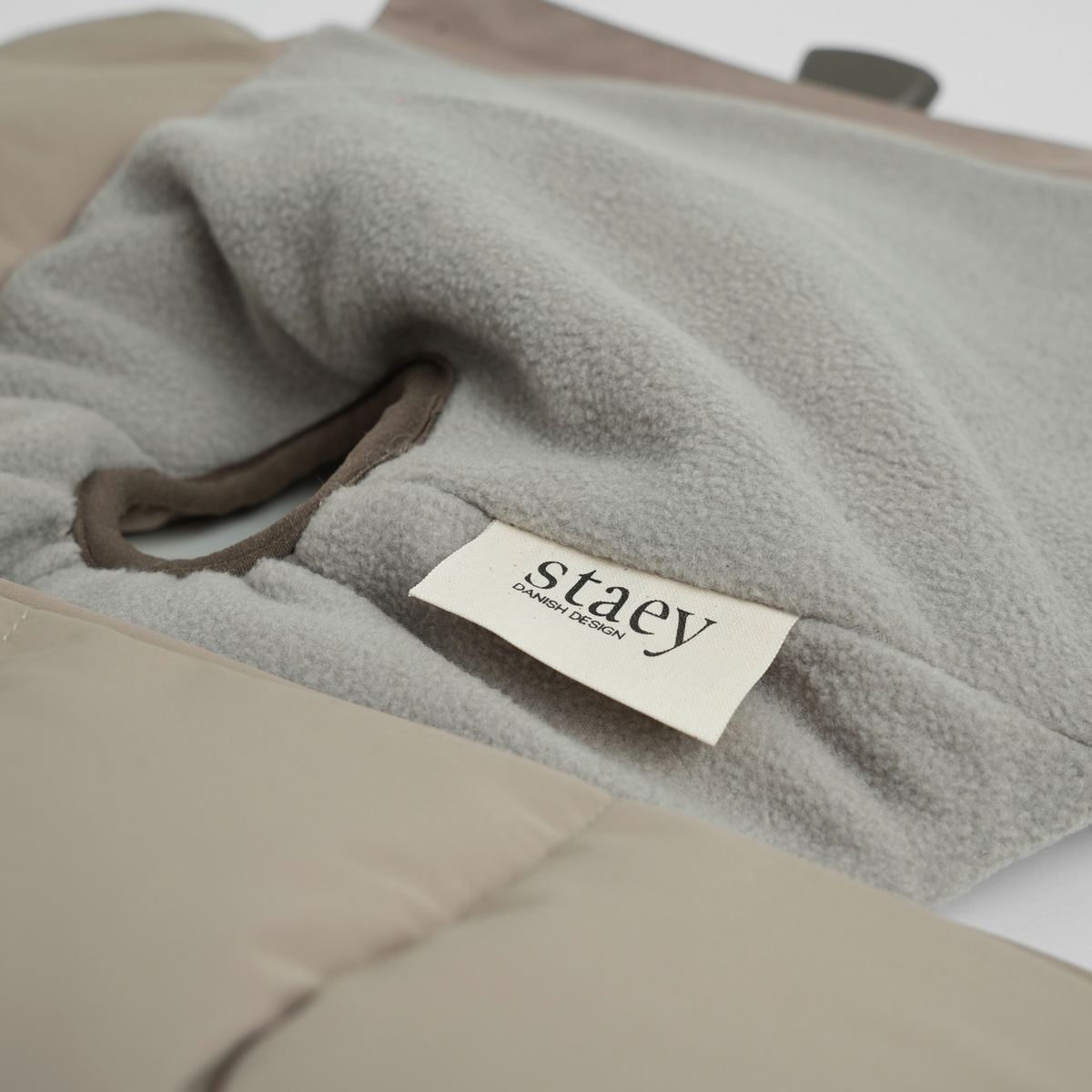 Staey - Vera Hundemantel mit Geschirr | Sand