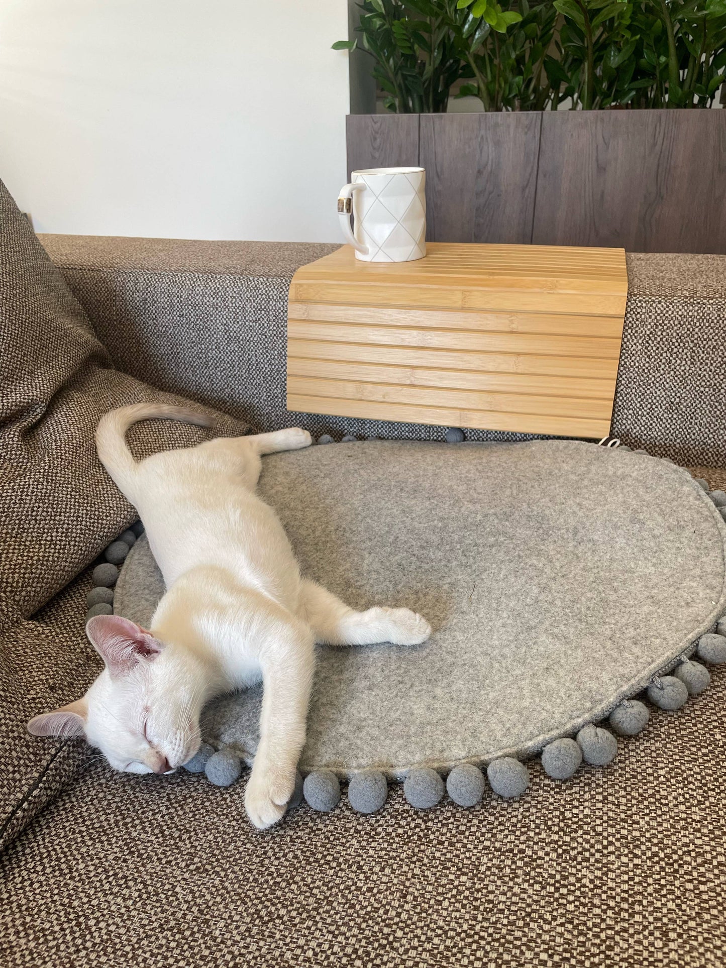 _Rundes Hundebett — verschiedene Pompons, 2 Größen