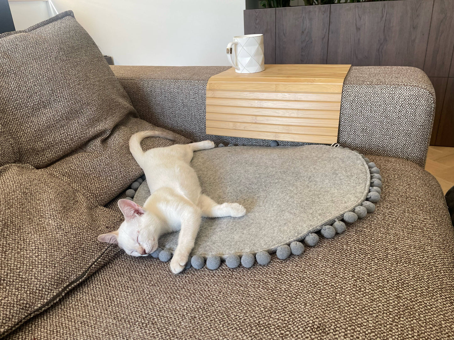 Safeplace - Rundes Katzenbett mit grauen PomPons