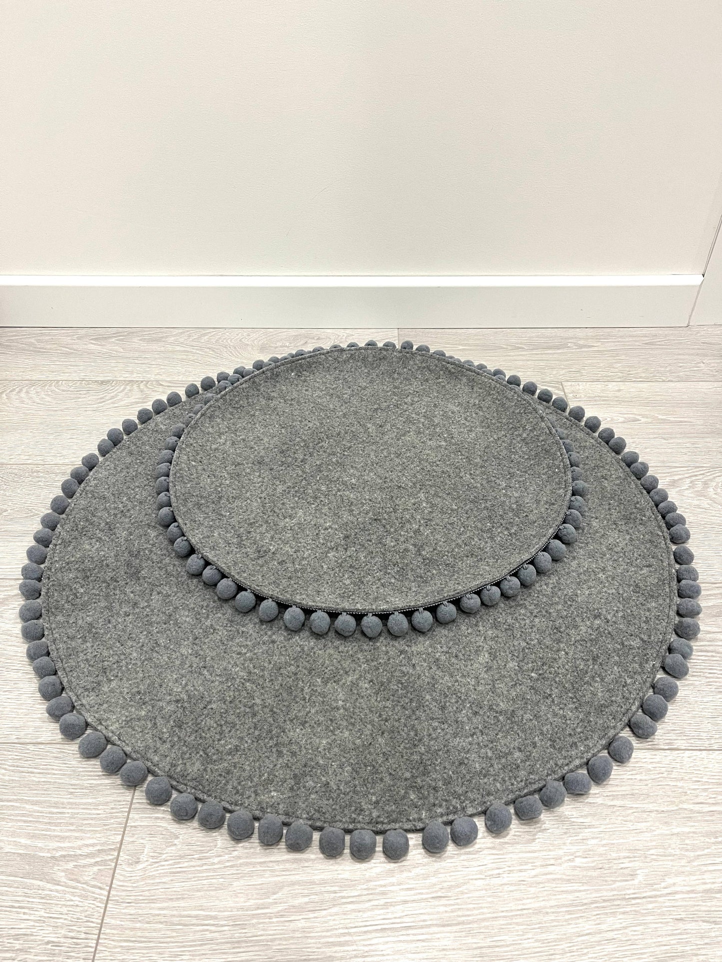 _Rundes Hundebett — verschiedene Pompons, 2 Größen
