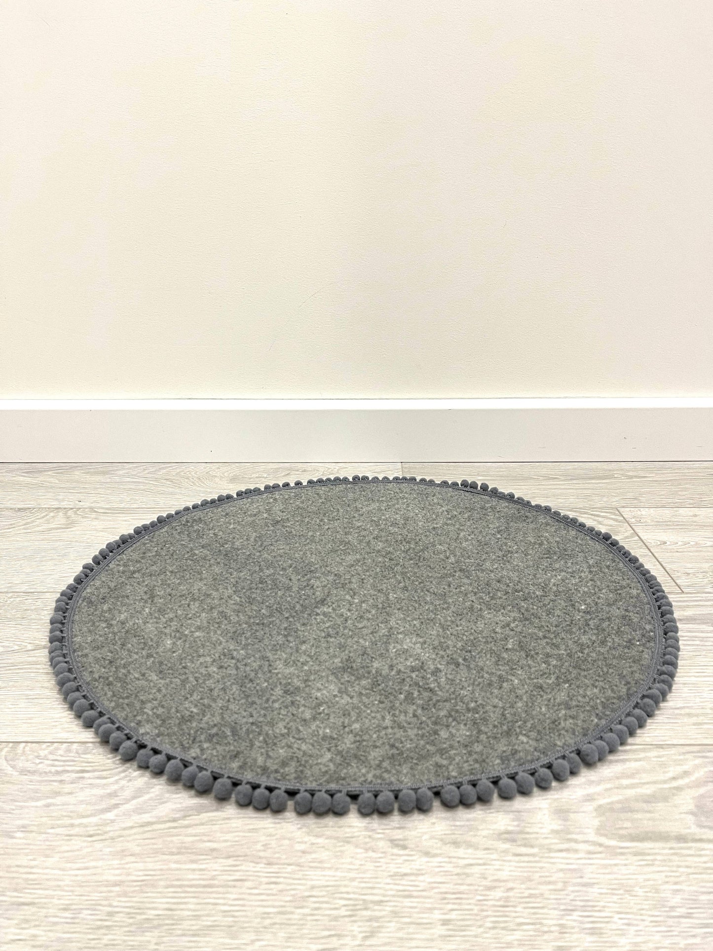 Safeplace - Runde Katzenmatte - kleine Pompons