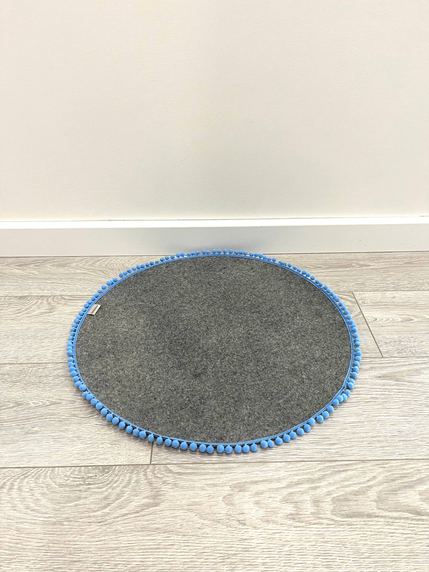 Safeplace - Runde Katzenmatte - kleine Pompons