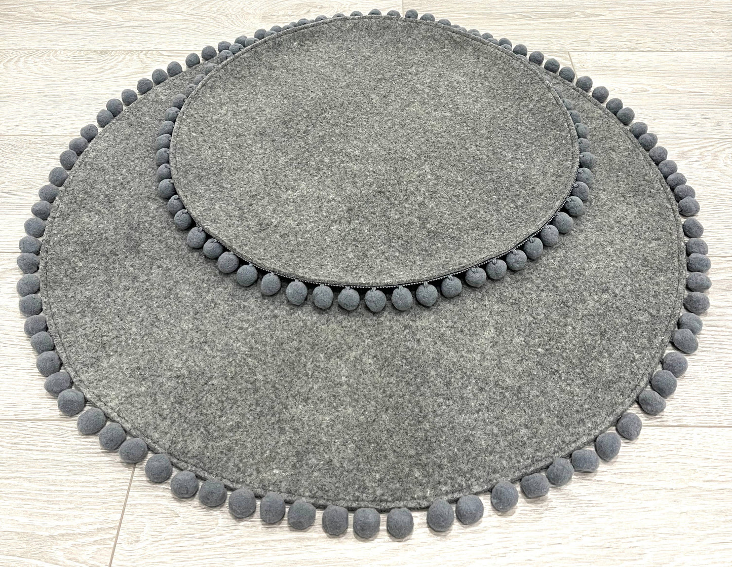 _Rundes Hundebett — verschiedene Pompons, 2 Größen
